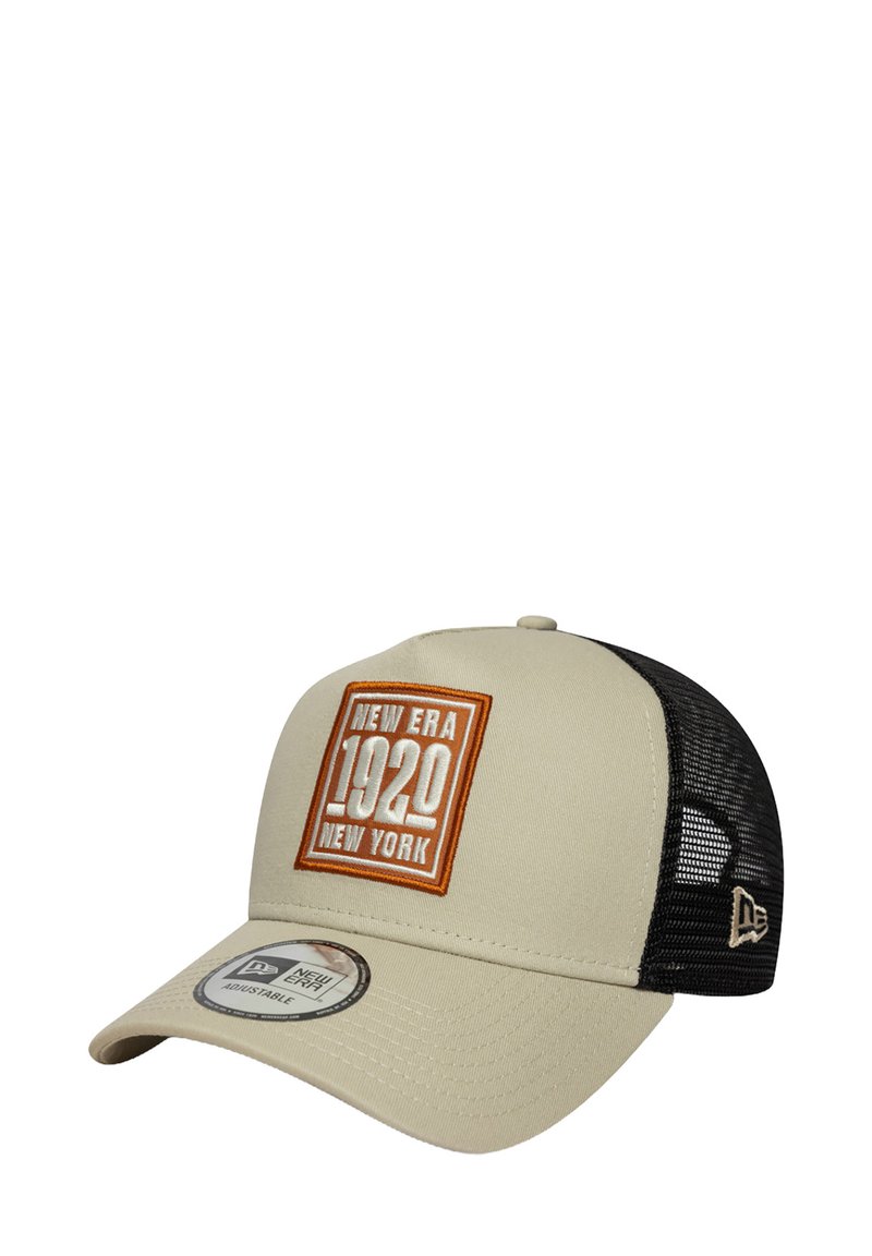 Beige Baseballcap mit einem schwarzen Mesh-Rücken, ausgestattet mit einem gestickten quadratischen Patch, der "NEW ERA 1920 NEW YORK" in Orange und Weiß zeigt.
