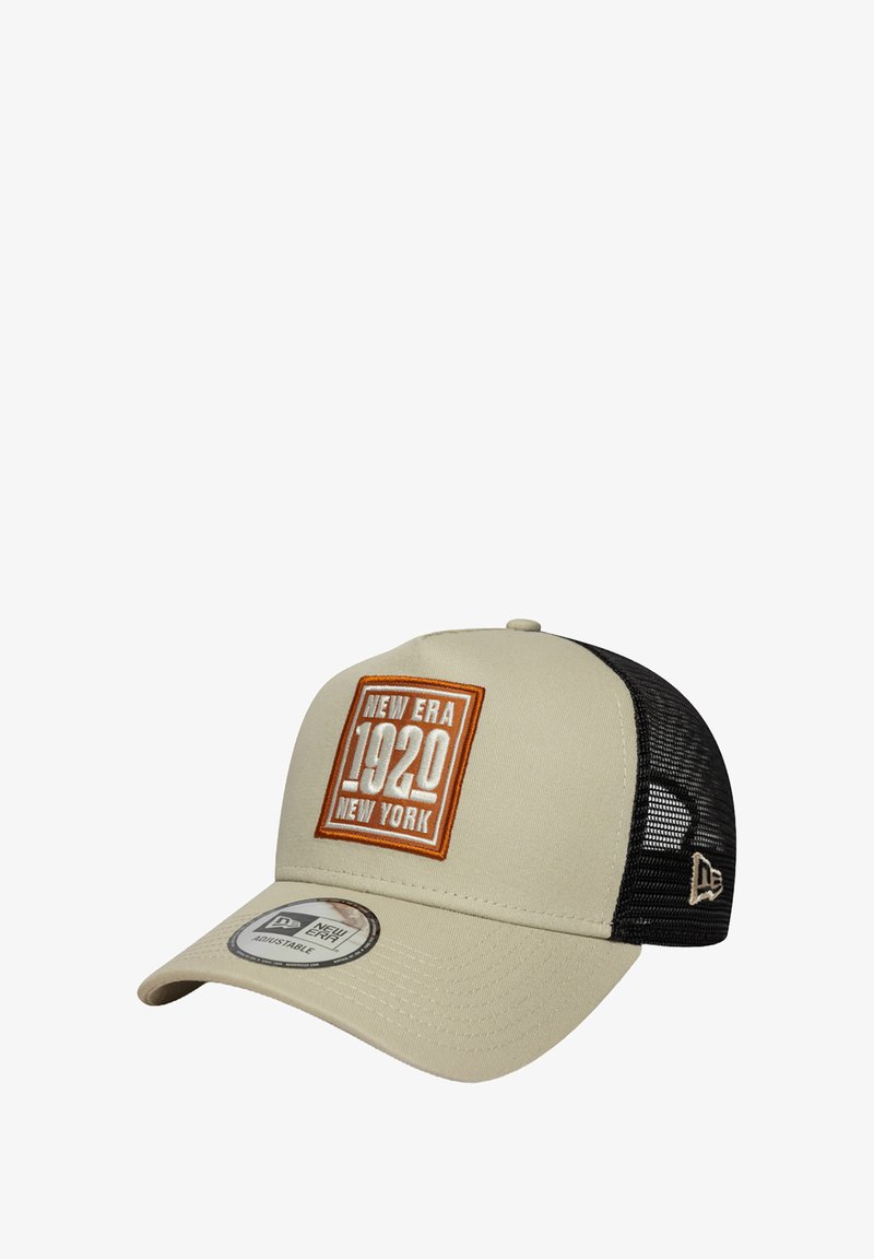 Beige Baseballcap mit einem schwarzen Mesh-Rücken, ausgestattet mit einem gestickten quadratischen Patch, der "NEW ERA 1920 NEW YORK" in Orange und Weiß zeigt.