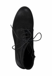 Botín negro de cuero hasta el tobillo con puntera redonda, cordones en la parte delantera y cremallera lateral. Textura suave con diseño minimalista y sin patrones.