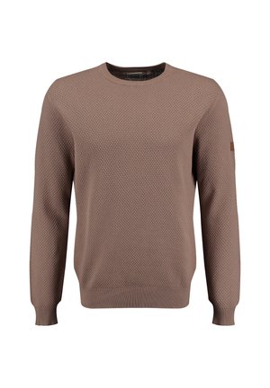 Brauner Strickpullover mit strukturiertem Rautenmuster, rundem Ausschnitt, gerippten Bündchen und Saum, mit einem kleinen braunen Etikett am Ärmel.