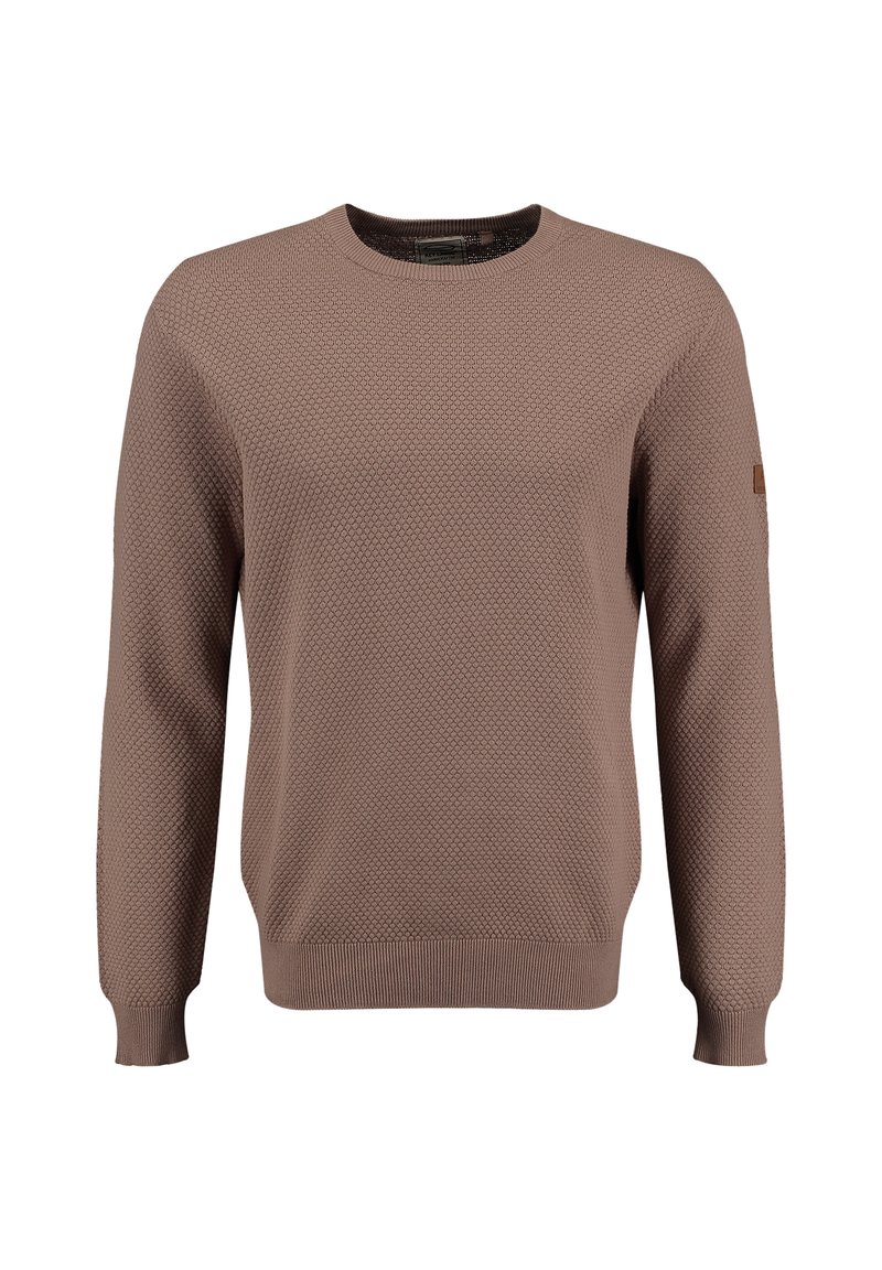 Brązowy sweter z dzianiny z fakturowanym wzorem diamentowym, okrągłym dekoltem, ściągaczami na mankietach i u dołu, z małą brązową metką na rękawie.