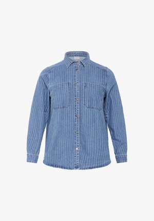 Chemise en denim bleu clair avec des rayures blanches verticales, dotée d'un col boutonné, de deux poches poitrine et de manches longues.