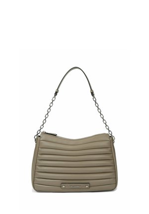 Petit sac à bandoulière beige avec matelassage horizontal, chaîne et bandoulière en cuir, fermeture zippée et plaque métallique avec logo à l'avant.
