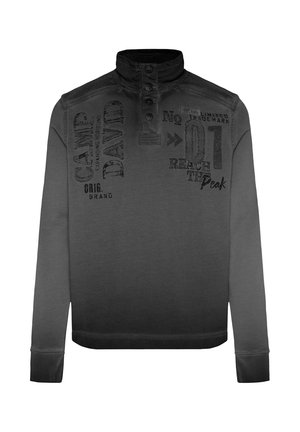Dunkelgrauer Pullover mit Stehkragen, Knopfleiste und strukturierten Schulterakzenten. Mit bedrucktem Text und Grafiken.