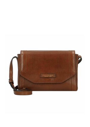 Borsa a tracolla in pelle marrone con patta, dettagli di cucitura e una piastra metallica con marchio; include una tracolla staccabile per maggiore versatilità.