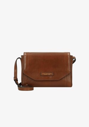 Borsa a tracolla in pelle marrone con patta, dettagli di cucitura e una piastra metallica con marchio; include una tracolla staccabile per maggiore versatilità.