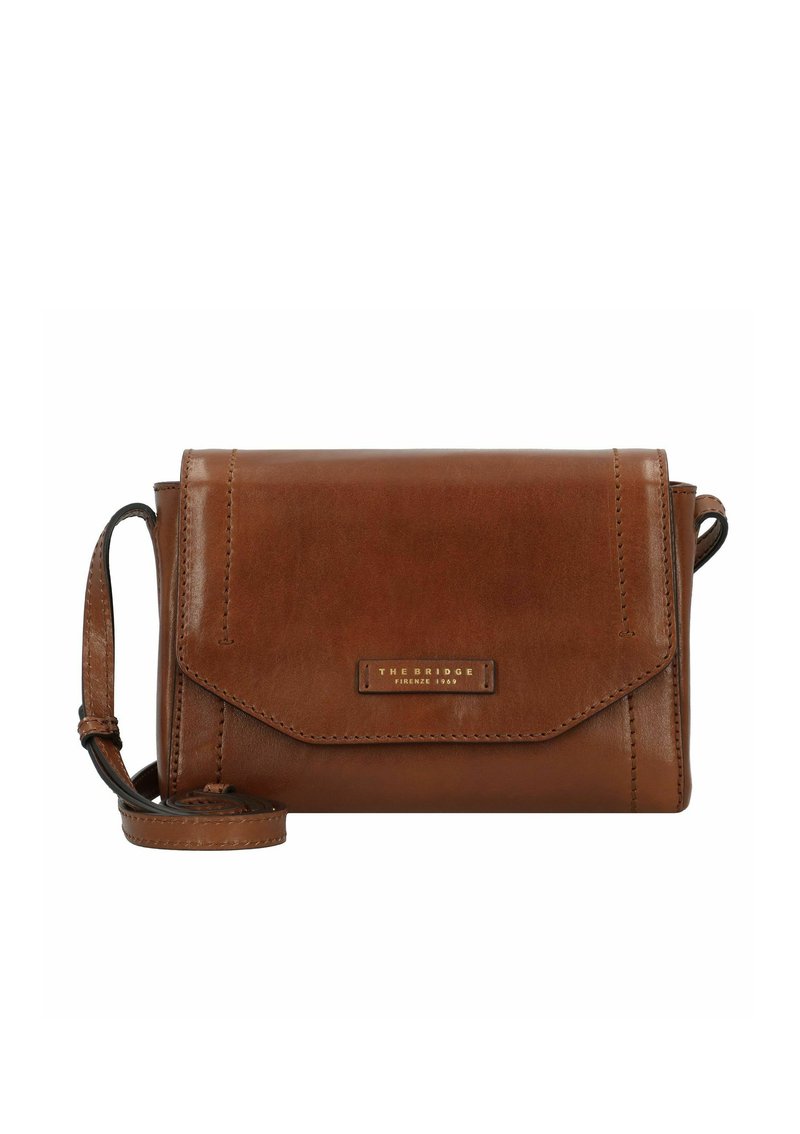 Braune Leder-Crossbody-Tasche mit Klappe, Nähdetails und einer gravierten Metallplatte; verfügt über einen abnehmbaren Gurt für Vielseitigkeit.