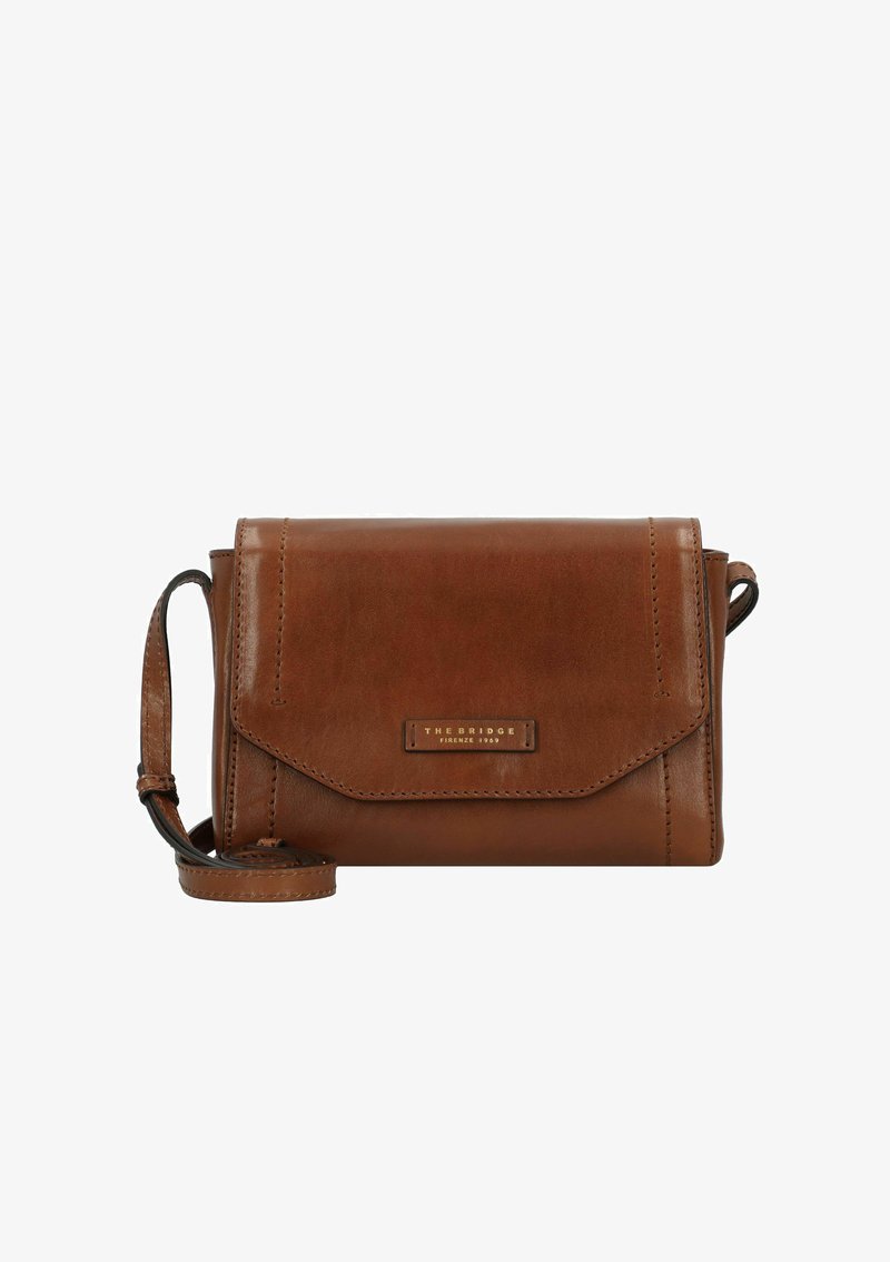 Braune Leder-Crossbody-Tasche mit Klappe, Nähdetails und einer gravierten Metallplatte; verfügt über einen abnehmbaren Gurt für Vielseitigkeit.