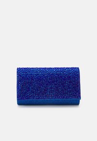 Blå kuvertväska täckt med små glänsande rhinestones arrangerade i ett tätt mönster mot en vanlig vit bakgrund.