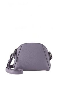 Violeta ādas plecu soma ar noapaļotu augšdaļas formu, teksturētu virsmu, regulējamu siksnu, sudraba tonētiem aksesuāriem un minimālu zīmola detaļu.
