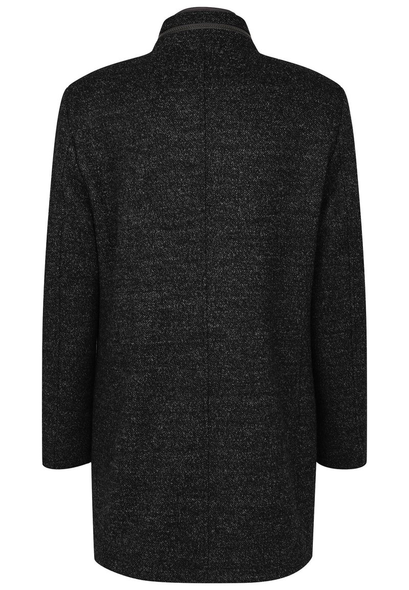 Cappotto di lana nera con una finitura testurizzata, caratterizzato da un colletto alto e maniche lunghe. Silhouette semplice senza chiusure visibili sul retro.