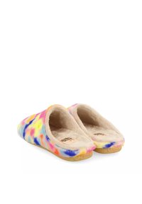 Chaussons colorés, à motif tie-dye avec un intérieur doux et moelleux et une forme courbée, dotés d'une semelle beige avec un logo sur le côté.