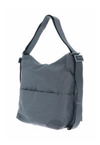 Sac à bandoulière en tissu gris avec une surface texturée, une sangle ajustable et une poche avant. Présente un design moderne et une forme élégante.