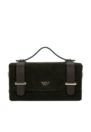 Pochette en daim noir avec deux sangles en cuir foncé, boucles dorées, une poignée supérieure et un petit logo doré sur le rabat avant.