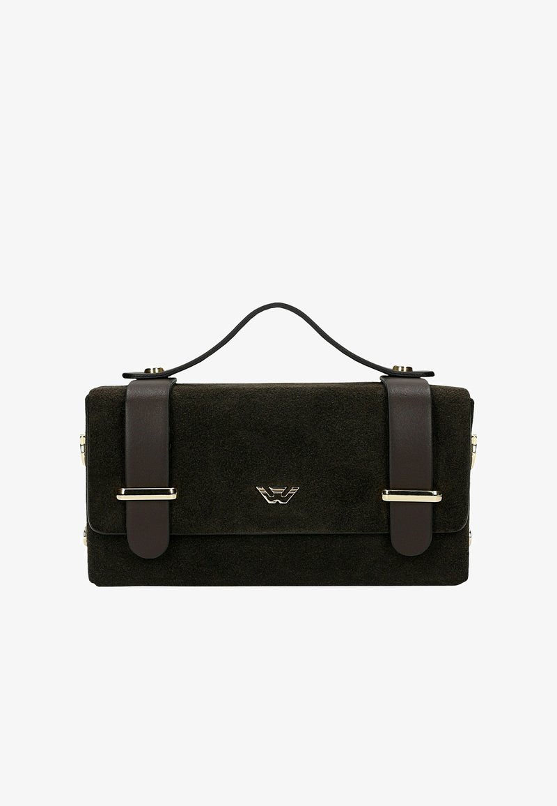 Pochette en daim noir avec deux sangles en cuir foncé, boucles dorées, une poignée supérieure et un petit logo doré sur le rabat avant.