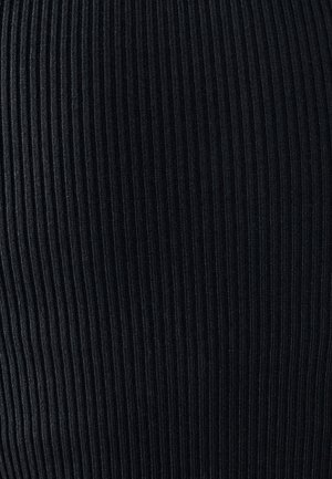 Žebrovaná černá látka s vertikálními pruhy, která má jemnou strukturu a střední pružnost, vhodná pro přiléhavé oděvy.