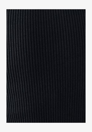 Žebrovaná černá látka s vertikálními pruhy, která má jemnou strukturu a střední pružnost, vhodná pro přiléhavé oděvy.