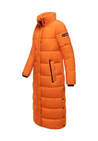 Lange oranje gewatteerde winterjas met hoge kraag, zwart afgewerkte ritszakken en drukknoopjes langs de zijzoom.
