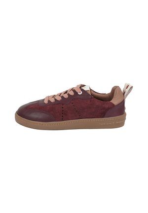 Sneaker color bordeaux con materiali in suede e pelle, punta rotonda, lacci rosa e suola in gomma texturizzata color beige con dettagli del logo.