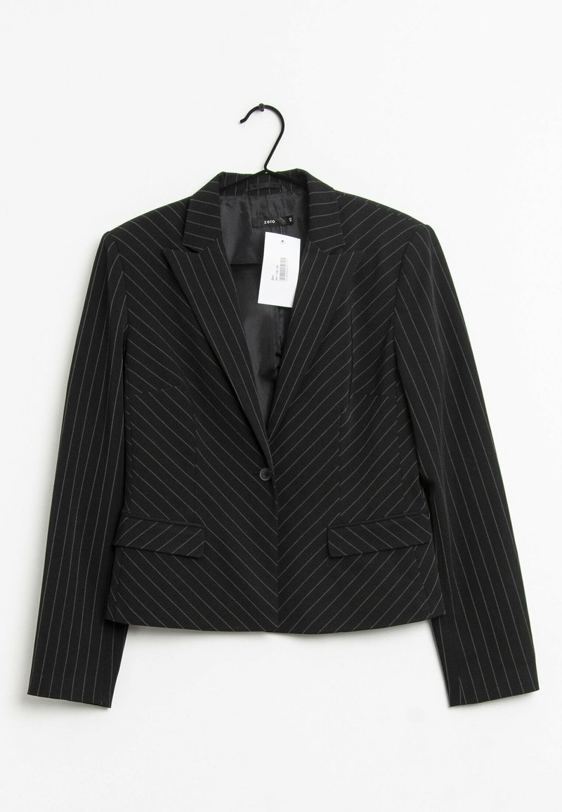 Blazer negro con rayas finas, diseño ajustado, cierre de un solo botón, dos bolsillos frontales y cuello con muesca. Cuelga de un gancho.