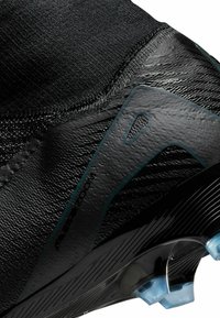 Scarpa da calcio nera con tomaia sintetica testurizzata, design elegante e tacchetti trasparenti per una migliore aderenza. I dettagli includono un logo blu scuro.