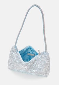 Ljusblå handväska täckt av iriserande rhinestones med en enda rem och en delvis öppen dragkedja som visar satininteriör.