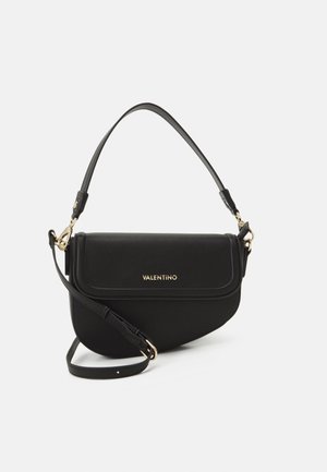 Borsa a sella nera Valentino con manico superiore, tracolla regolabile, finiture dorate e logo dorato sulla patta anteriore.