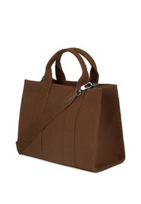 Brūna auduma somiņa ar diviem rokturiem un regulējamu plecu siksnu. Iezīmēta ar rāvējslēdzēju un vertikālām šuvēm.