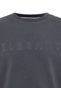 Grauer Pullover mit rundem Ausschnitt und weicher Textur. Auf der Vorderseite befindet sich ein in hellerer Farbe gesticktes "ELBSAND"-Logo.