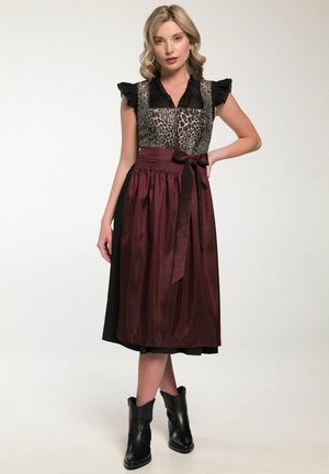 Bodice en imprimé léopard avec des manches volantes, jupe en satin bordeaux, accents noirs et nœud assorti à la taille ; associé à des bottines noires.