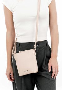 Tamaris TAS ALESSIA - Umhängetasche - pink salt