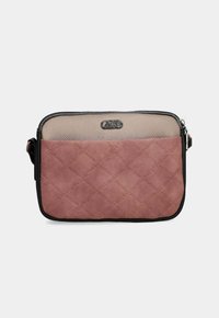 Borsa a tracolla rosa e beige realizzata in pelle testurizzata, con un motivo trapuntato e un accento del logo metallico. Chiusura a zip lungo la parte superiore.
