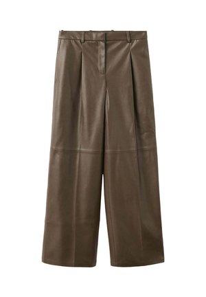 Pantalones de cuero marrones de pierna ancha recortados con trabillas para cinturón, pliegues delanteros y detalles de costuras en las rodillas.