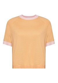 Kortærmet pullover i fersken med en lyserød ribkant ved hals og ærmer. Blød tekstur og cropped design. Minimale syninger.