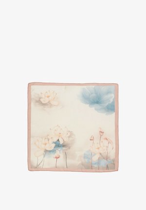 Kwadratowa apaszka z jasnoróżową obwódką, z delikatnymi, akwarelowymi kwiatami lotosu i niebieskimi liśćmi na jasnym tle.