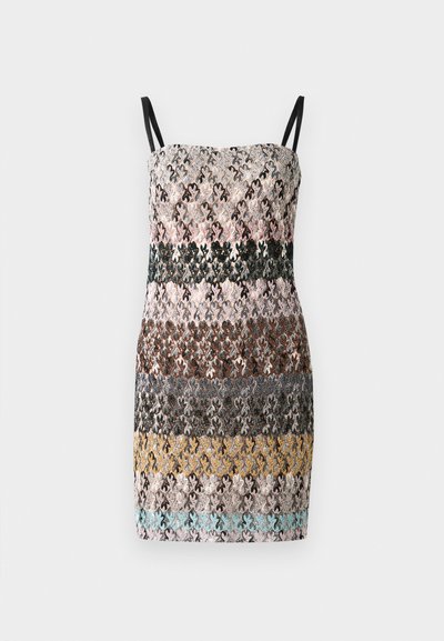 Krajková šaty s nastavitelnými černými ramínky, s vícebarevným květinovým vzorem v odstínech růžové, zelené, hnědé a žluté. Krátký střih.