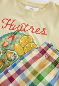 Koszula w kolorze kremowym z napisem "Huitres", grafiką ostrygi i cytryny, zestawiona z wielokolorową, kraciastą koszulą na guziki.
