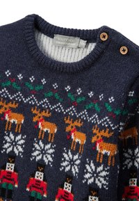 Pull en tricot bleu marine avec motifs de rennes et de casse-noisette, col rond et boutons en bois accentuant l'épaule.