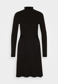 Robe noire en tricot côtelé à manches longues avec un col haut à volants et une ceinture assortie en tissu avec une boucle carrée à la taille.