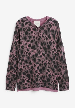 Chemise à capuche violette à manches longues avec imprimé léopard noir et quatre boutons sur la patte de boutonnage avant, présentée à plat sur fond blanc.