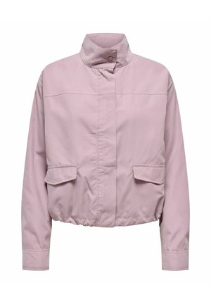 Šviesiai rožinė trumpa striukė su aukštu apykakle, priekyje su spaudžiamais užsegimais, elastingu apačios kraštu, ilgomis rankovėmis ir dviem užtrauktais kišenėmis.