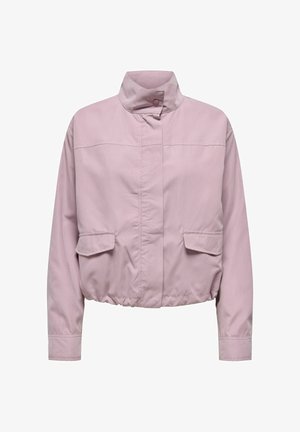Veste courte rose clair avec col montant, fermeture à pression sur le devant, ourlet élastique, manches longues et deux poches à rabat.