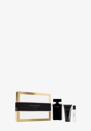 Set de regalo con caja dorada y blanca, un frasco de perfume negro, tubo de loción negro y un pequeño perfume roll-on transparente.