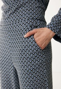 Grijze en blauwe gestreepte broek met een diamantmotief, een zijzak, een soepele textuur en een getailleerd ontwerp.