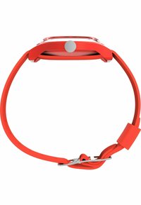 Montre en silicone rouge avec un boîtier rond, un bracelet texturé et une couronne en argent. Fermeture à boucle réglable, design minimaliste, surface lisse.