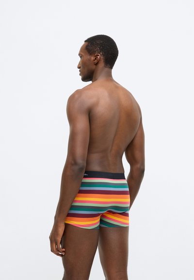 Herren-Boxershorts mit horizontalen Streifen in Rot, Orange, Grün und Gelb, einem schwarzen Bund und weicher Stofftextur.