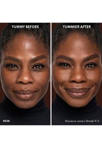 Kasvovertailu, jossa näkyy kaksi ilmaisua; vasemmalla puolella on luonnollinen tekstuuri, ja oikealla puolella on sileä iho, jossa on kiiltoa, käyttämällä sävyä 9.5.