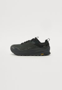 Czarny but do biegania po szlakach z teksturowaną cholewką, solidną podeszwą i wzmocnionym noskiem. Oferuje akcenty Gore-Tex i Vibram dla lepszej przyczepności i trwałości.
