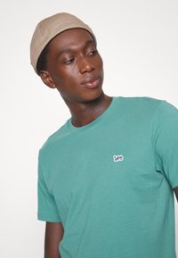 Lee PATCH LOGO TEE - T-shirt básica - monaco