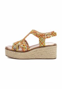 Sandalo espadrille intrecciato con fili multicolori in giallo, arancione e blu; suola piattaforma in juta intrecciata; cinturino alla caviglia regolabile.